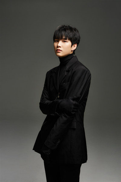 周彦辰出演《晨阳》反派 黑色系写真曝光冷峻