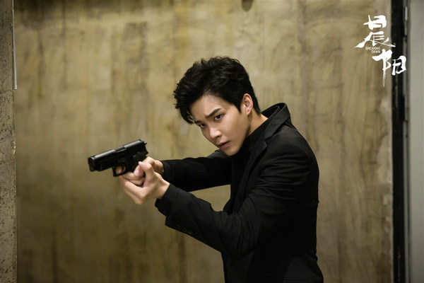 周彦辰出演《晨阳》反派 黑色系写真曝光冷峻