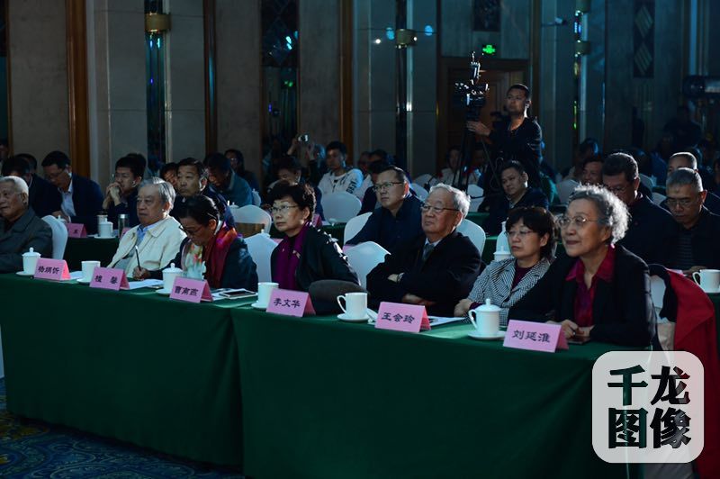 百草园整体地形西高东低，水系从西端发源，最终汇聚于东段的“仁合悬湖”，以中国园林以小见大的造园理念，将中国地形地貌的整体走势微缩于园内。以中国“阴阳五行(xíng)”观念为灵感来源，将中医当中的“草药”和“方剂”概念，巧妙地融入到中草药的实物种植、标本展示与药方配伍当中，并以雕塑等景观园艺方式介绍了中医药相关的人物和经典，游客朋友们在这里不仅能近距离、真实地接触中草药，亲口品尝草药茶，而且还能通过中医、中草药，更进一步认识我们中国文化的博大精深。