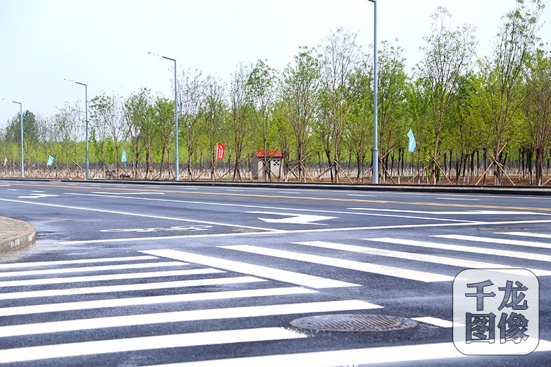 4月28日上午,由大兴区负责建设实施的北京大兴国际机场首条保通航市政线性项目,机场西侧路工程项目实现全线贯通。对于确保2019北京大兴国际机场如期通航有着重要意义。图为道路图。千龙网发