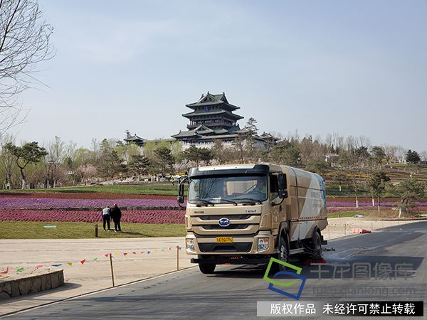 1. 世园会开幕前，北京环卫集团的“金耀蓝”纯电动环卫车在园区进行道路作业。