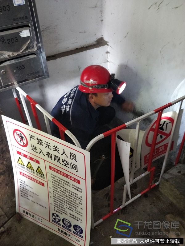 1.太平桥中里排水系统改造工程，正进行排水管线巡查和更新。