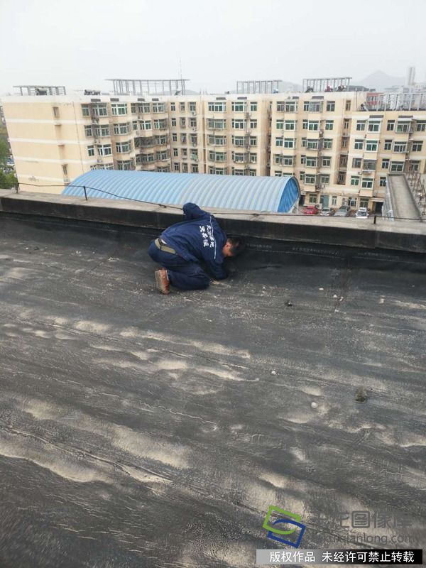 2.新接管怀柔项目部，汛前进行屋面及雨水口的清理工作。