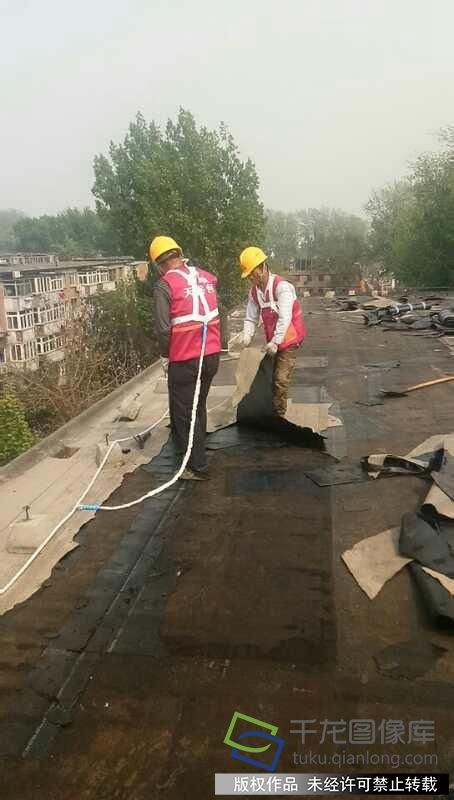 3.新接管房山原子能项目部，汛前进行屋面防水更新工程，图中正在拆除原有漏雨的防水层。