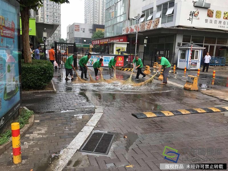 6.国美项目部由于市政管线较高，每次降雨项目部全体人员齐上阵，及时清理园区积水。