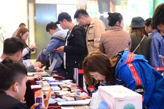 此外，北京太阳宫爱琴海通过对市场的不断探索与推陈出新，在打造特色自主IP的同时，增加多主题特色活动和互动场景营销。本次嗨购节中北京太阳宫爱琴海的跨界营销甚为亮眼，活动期间爱琴海与江苏银行联合推出10元团100元代金券，通过大众点评、美团等O2O载体进行预售，开售第一日即刻抢空，大力度拉动嗨购节消费热潮。中国银行为餐饮商户打造专属满100元减50元活动，通过高力度的满减方式联接品牌、消费者进行高频互动，带动消费。