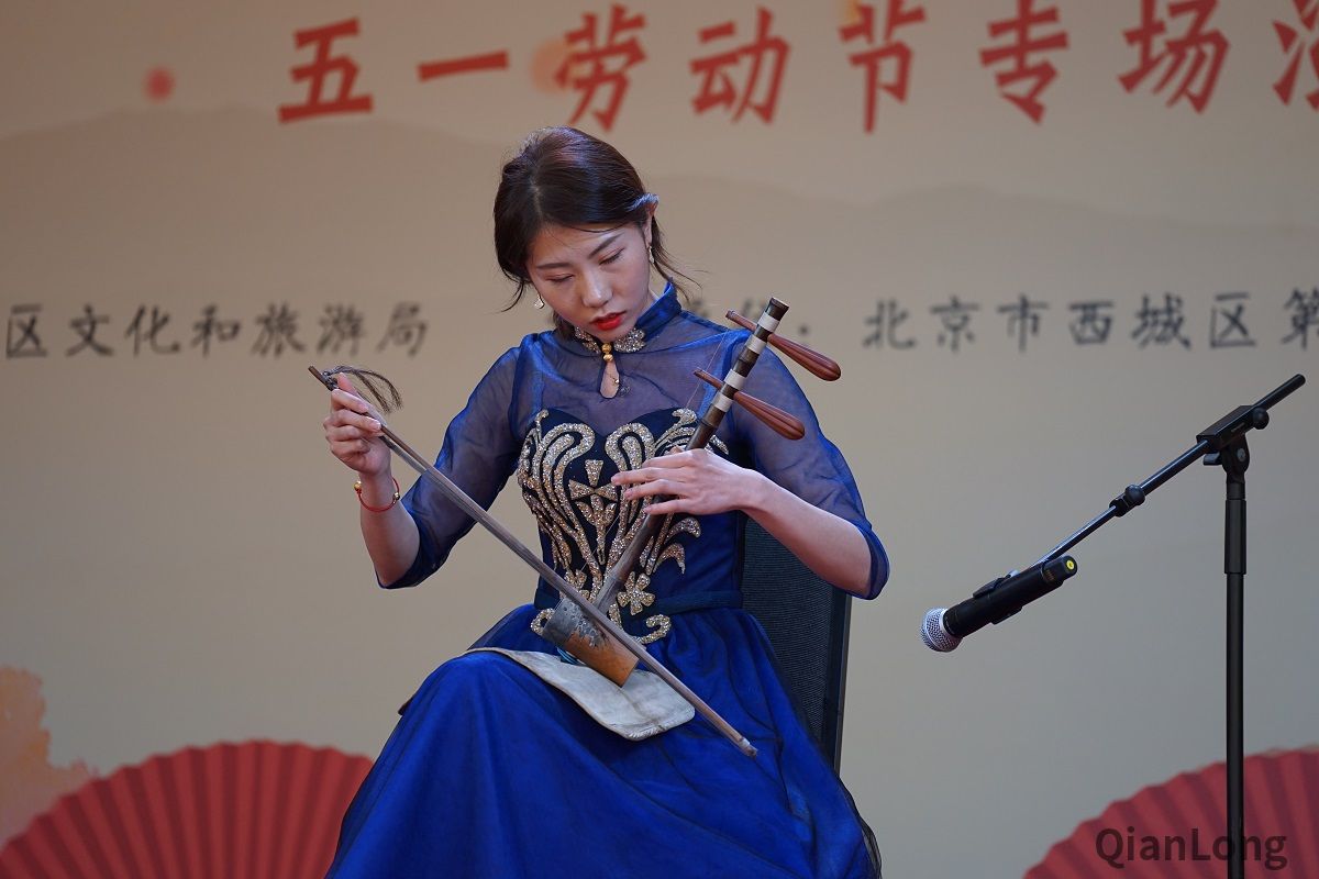 4月30日上午,以“梨园荟萃大观楼 真情赞颂劳动者”为主题的2019年西城区第一文化馆文化广场五一劳动节专场演出在北京大观园公园举行。京剧、评剧、越剧、昆曲、河北梆子,整场演出内容丰富、名家荟萃、精彩不断,吸引了大批游人前来观看。图为演出现场。4