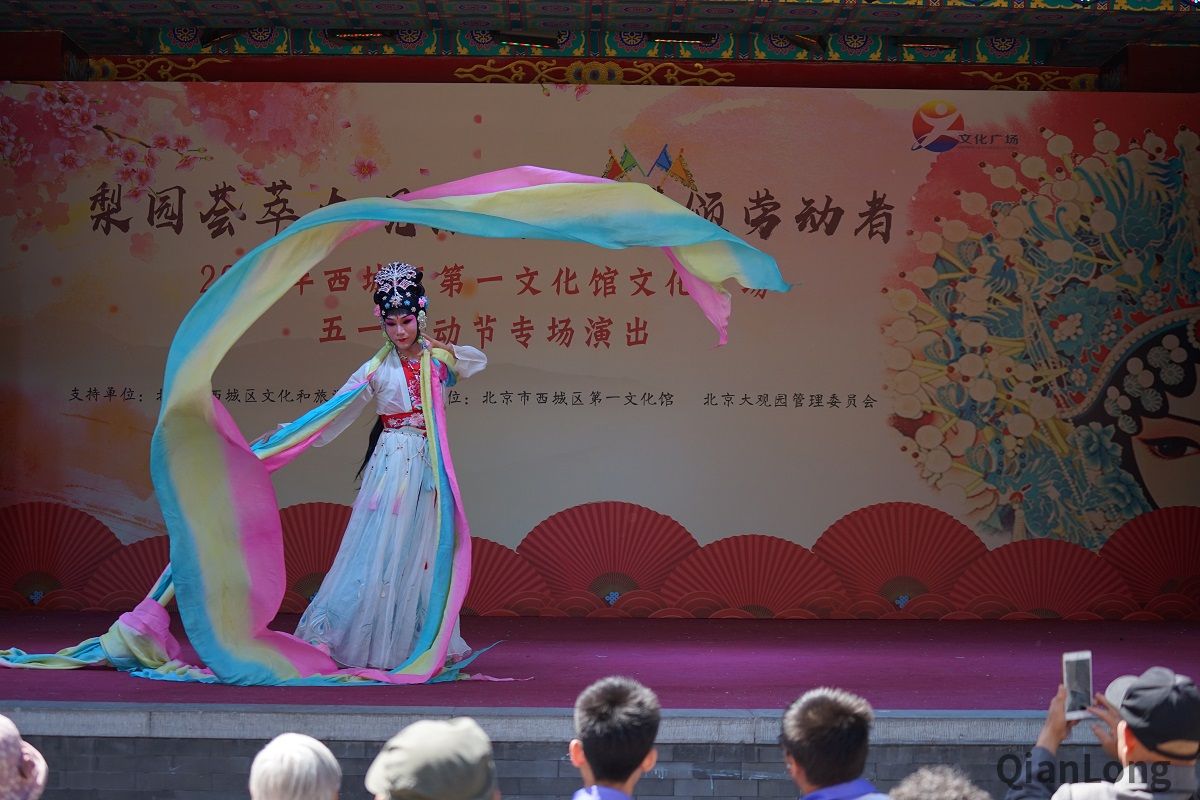 4月30日上午,以“梨园荟萃大观楼 真情赞颂劳动者”为主题的2019年西城区第一文化馆文化广场五一劳动节专场演出在北京大观园公园举行。京剧、评剧、越剧、昆曲、河北梆子,整场演出内容丰富、名家荟萃、精彩不断,吸引了大批游人前来观看。图为演出现场。5