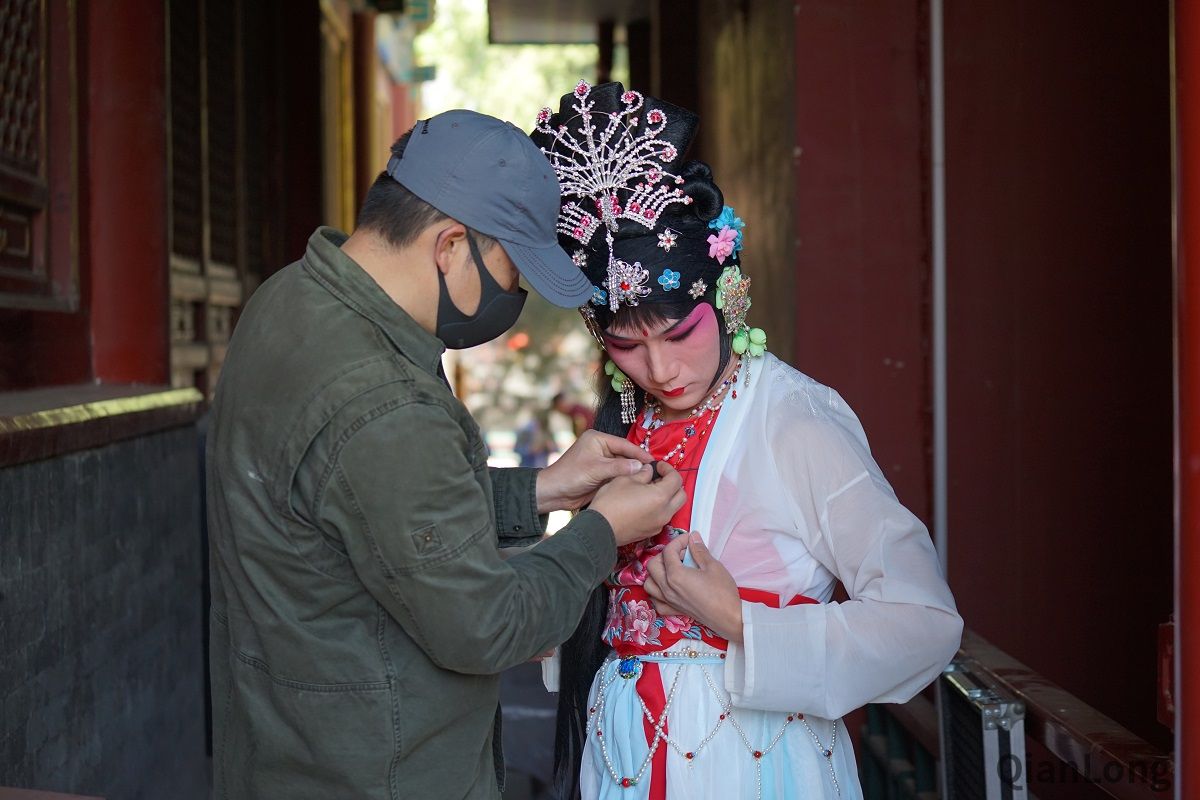 4月30日上午,以“梨园荟萃大观楼 真情赞颂劳动者”为主题的2019年西城区第一文化馆文化广场五一劳动节专场演出在北京大观园公园举行。京剧、评剧、越剧、昆曲、河北梆子,整场演出内容丰富、名家荟萃、精彩不断,吸引了大批游人前来观看。图为演出前演员在后台做准备。