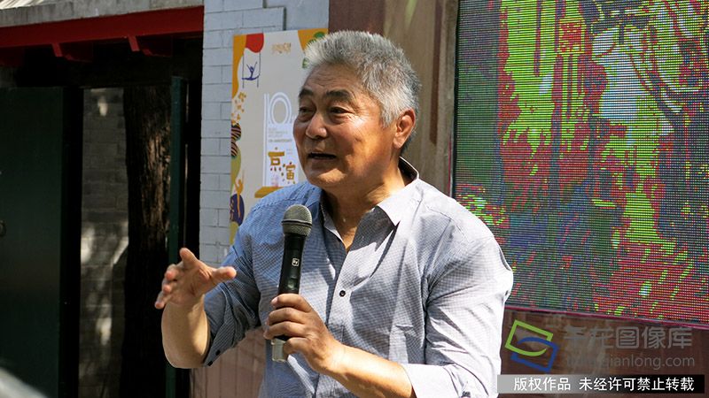 5月7日，北京曲剧《太平年》编剧王新纪、导演顾威、作曲戴颐生及剧组演员等来到老舍故居丹柿小院，与观众见面。图为编剧王新纪。千龙网记者 张嘉玉摄
