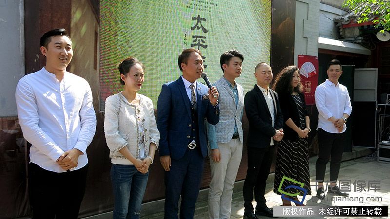 5月7日，北京曲剧《太平年》编剧王新纪、导演顾威、作曲戴颐生及剧组演员等来到老舍故居丹柿小院，与观众见面。图为剧组演员。千龙网记者 张嘉玉摄