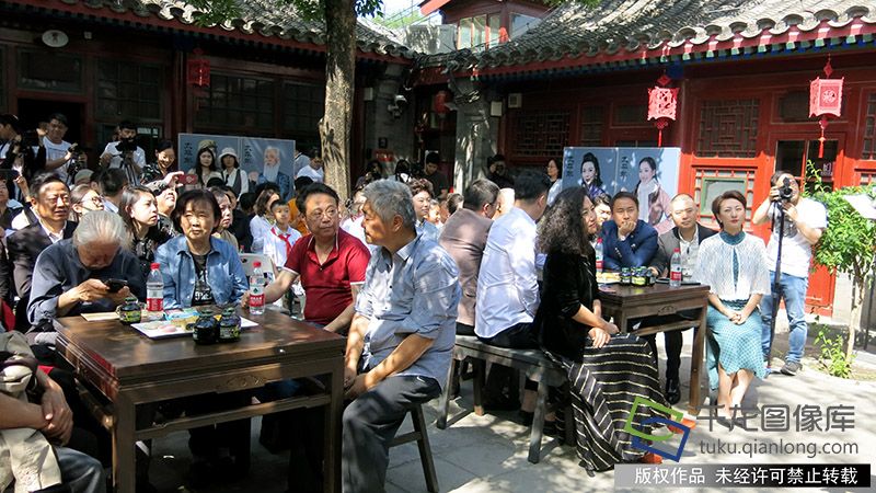 5月7日，北京曲剧《太平年》编剧王新纪、导演顾威、作曲戴颐生及剧组演员等来到老舍故居丹柿小院，与观众见面。千龙网记者 张嘉玉摄