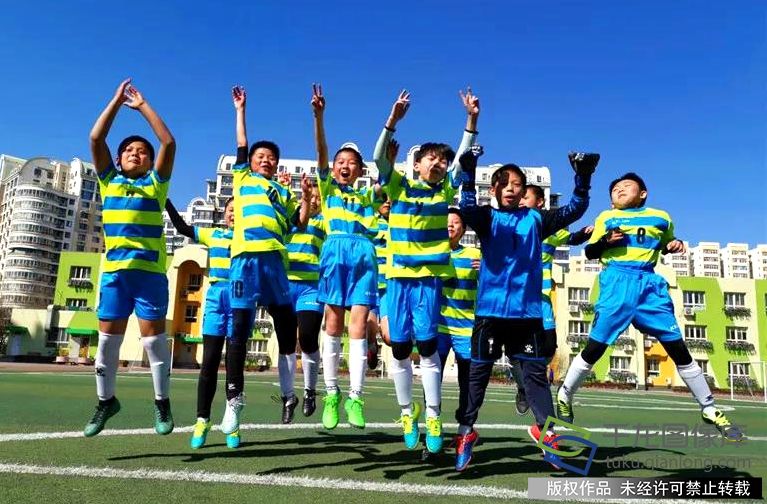 北京市丰台区草桥小学:第十二届小学杯梦想礼雅足球通道县图片