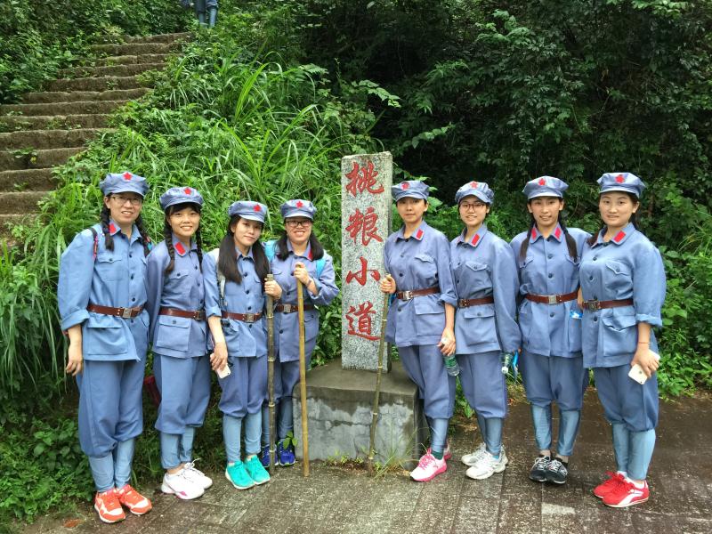 熊晓琳—带领2016年思政课新上岗教师受训学员重走挑粮小道
