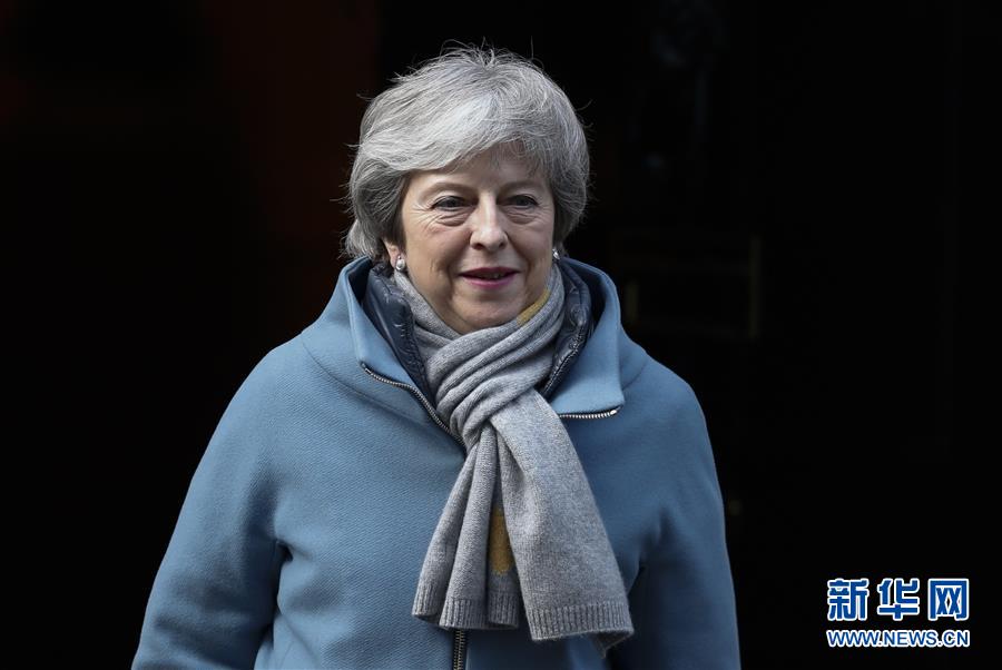 　　3月14日，在英国伦敦，英国首相特雷莎·梅离开唐宁街10号前往议会。英国议会下院14日投票决定支持英国推迟“脱欧”。但英国“脱欧”最终能否推迟尚取决于欧盟其他成员国的态度。 新华社记者韩岩摄