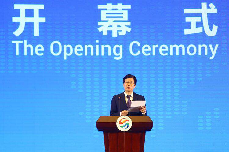 全国政协副主席、全国工商联主席高云龙发表主旨演讲并宣布第四届丝博会开幕