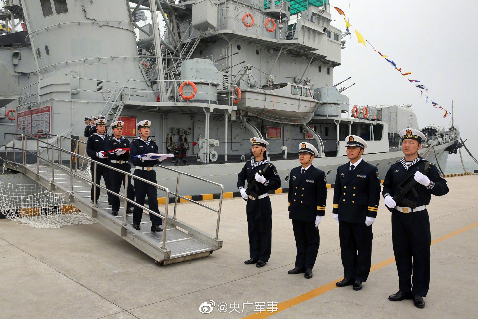 四艘国产第一代导弹驱逐舰(051型)光荣退役 服