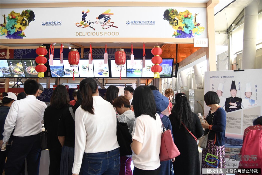 5月16日，在大会配套的亚洲美食节上，国家会议中心餐饮团队精彩亮相，用创意餐饮助力讲述中国故事。