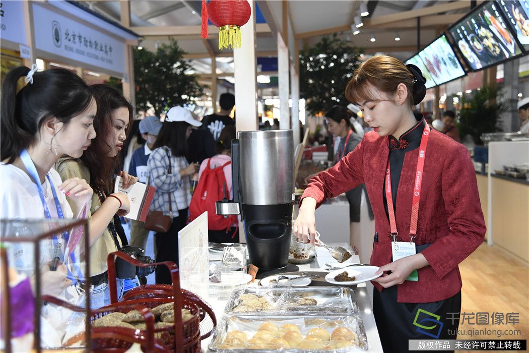 5月16日，在大会配套的亚洲美食节上，国家会议中心餐饮团队精彩亮相，用创意餐饮助力讲述中国故事。