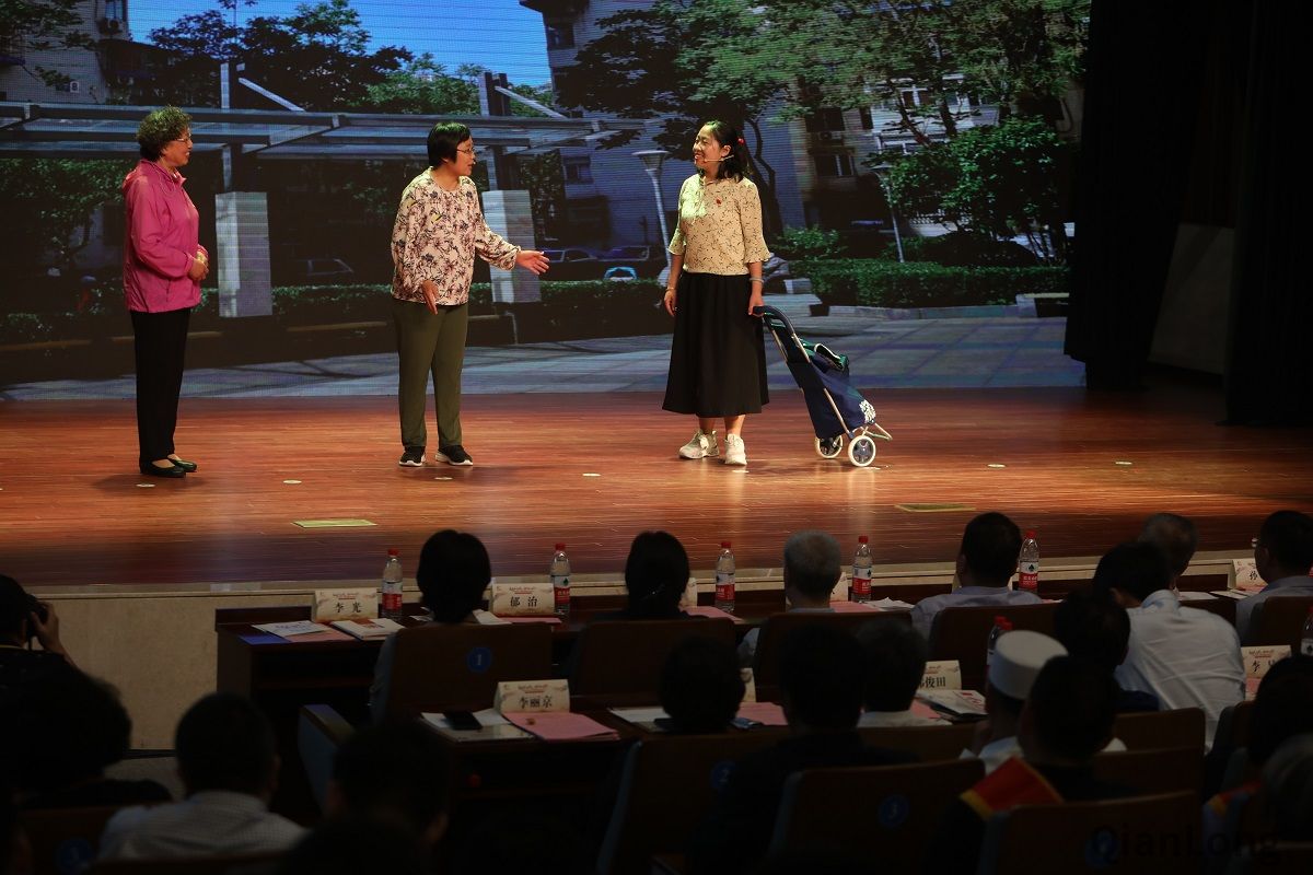 5月18日，牛街街道举行第十五届民族团结进步表彰大会，对58个先进单位、30个楼门（层）院、61名先进个人和30个和谐家庭进行表彰。同时，成立和合社区建设专家委员会，设立和合牛街邻里日，并启动了牛街和合社区文化季文化惠民活动。图为活动现场。4