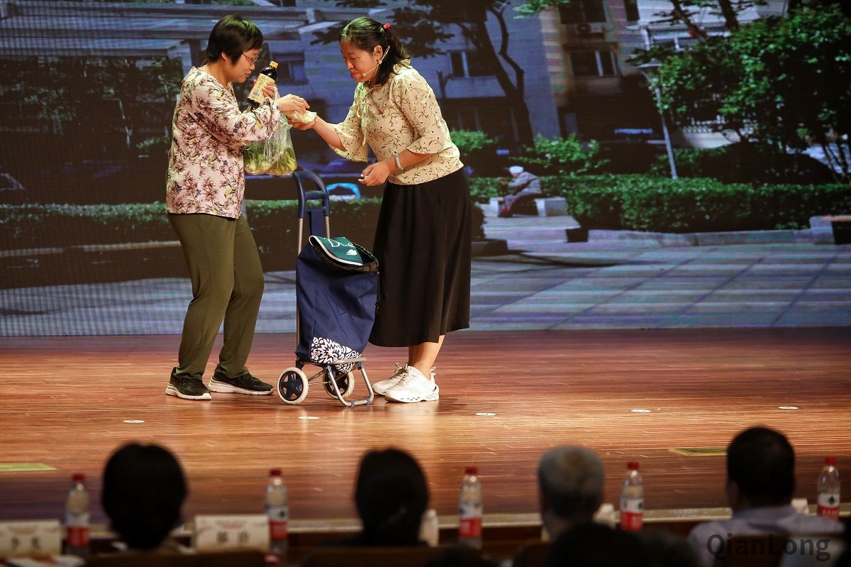 5月18日,牛街街道举行第十五届民族团结进步表彰大会,对58个先进单位、30个楼门(层)院、61名先进个人和30个和谐家庭进行表彰。同时,成立和合社区建设专家委员会,设立和合牛街邻里日,并启动了牛街和合社区文化季文化惠民活动。图为活动现场。5