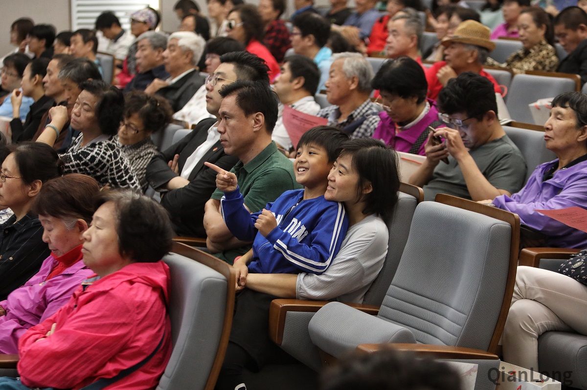 5月18日，牛街街道举行第十五届民族团结进步表彰大会，对58个先进单位、30个楼门（层）院、61名先进个人和30个和谐家庭进行表彰。同时，成立和合社区建设专家委员会，设立和合牛街邻里日，并启动了牛街和合社区文化季文化惠民活动。图为活动现场。6