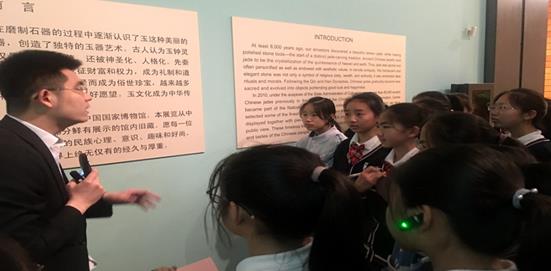 东风中学学生参观国博