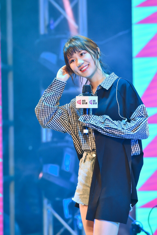 由你音乐榜校园热LIVE武汉开唱 谢春花人气爆棚