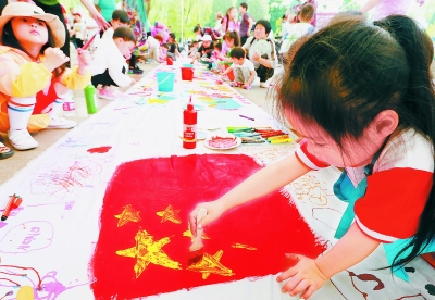 日前，怀柔区泉河街道开展“百名青少年共祝祖国70华诞”绘画活动，青少年以“我和我的祖国”为主题，在百米长卷上绘画，表达对祖国的热爱，喜迎国庆70周年。