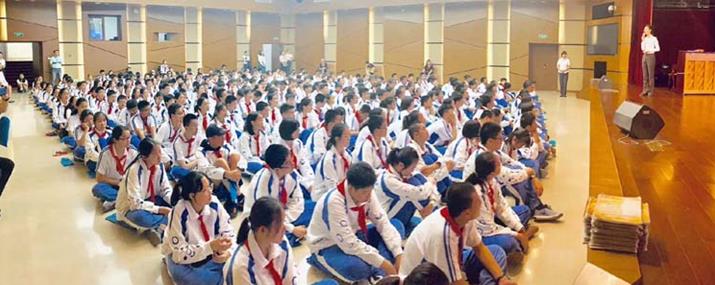 清华附中学生参观中国人民抗日战争纪念馆