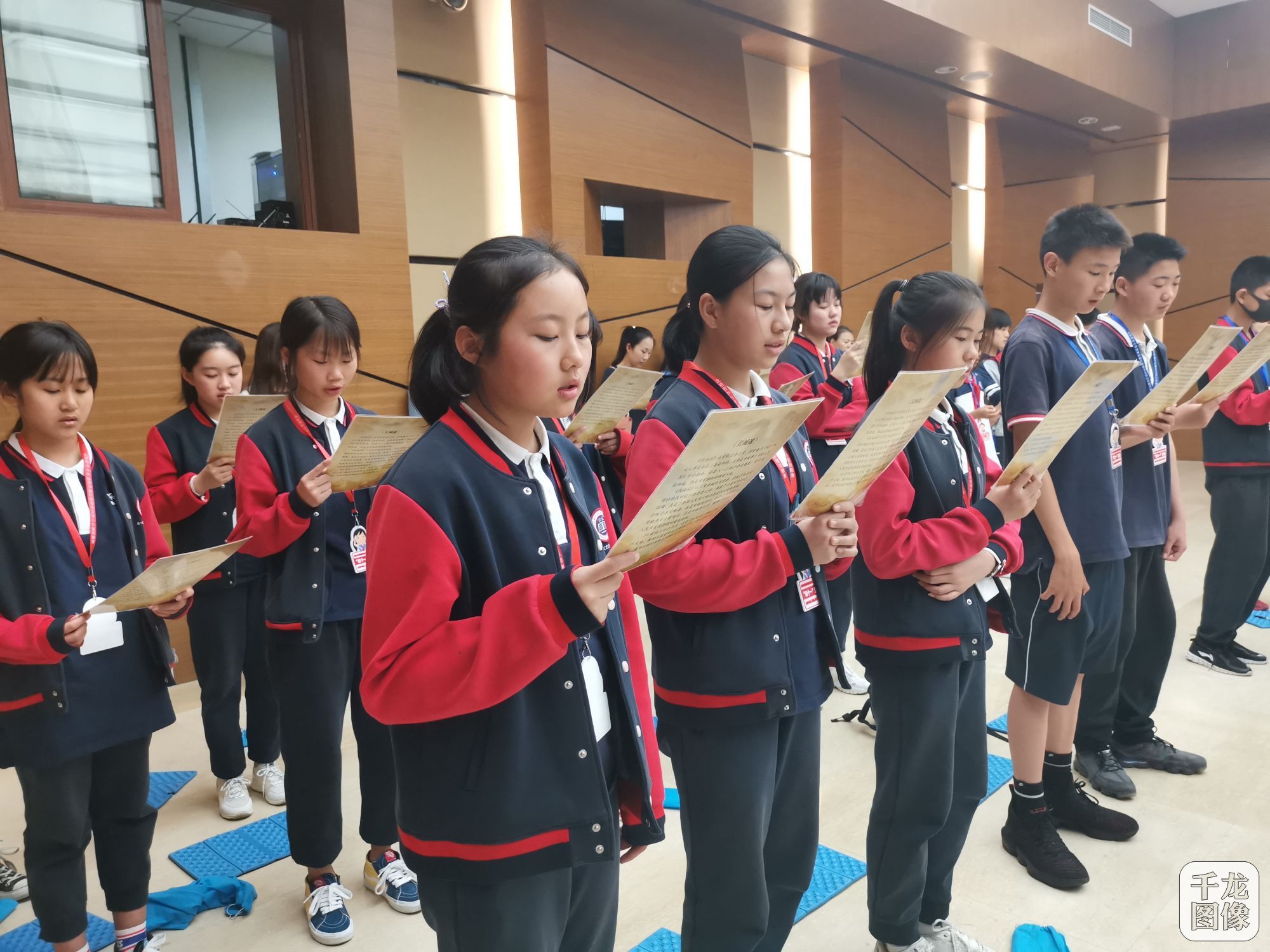 不忘历史祭英烈 时代少年永向前