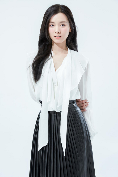 郑舒环新剧《初恋了那么多年》开机 清甜小花