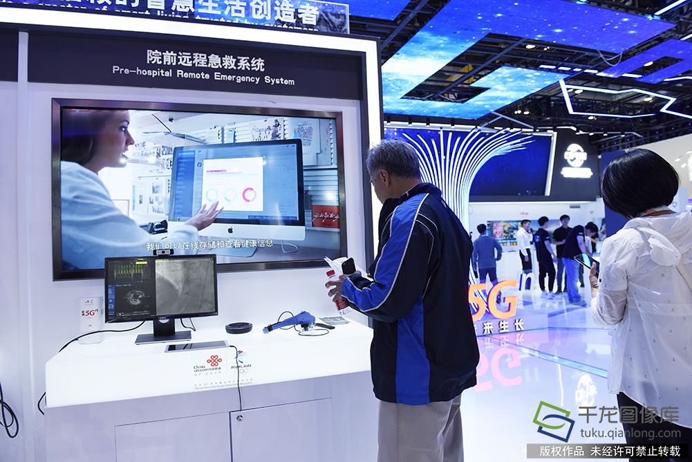 北京联通“5G •未来”展厅展出了包括MR虚拟现实、智慧城市、5G远程医疗、无人驾驶等多个领域的5G创新应用以及智慧体验。千龙网记者 刘雯摄