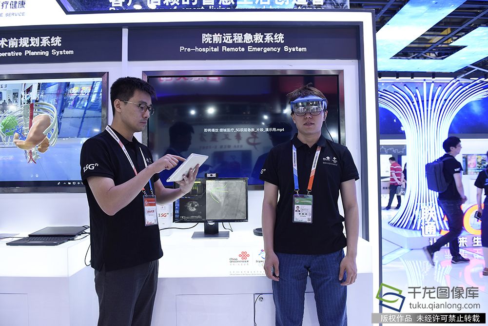 北京联通“5G •未来”展厅展出了包括MR虚拟现实、智慧城市、5G远程医疗、无人驾驶等多个领域的5G创新应用以及智慧体验。千龙网记者 刘雯摄
