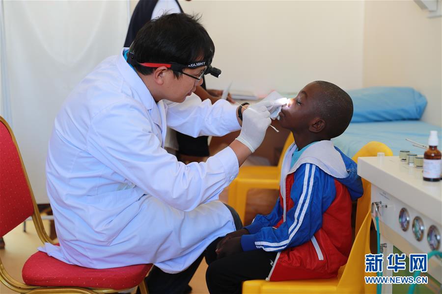 （国际·图文互动）为了胸前的五星红旗——记第20批援赞医疗队医生王军旗