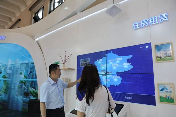 建行工作人员为观众展示如何使用建融家园APP