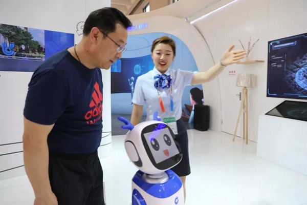 小龙人在为客户服务