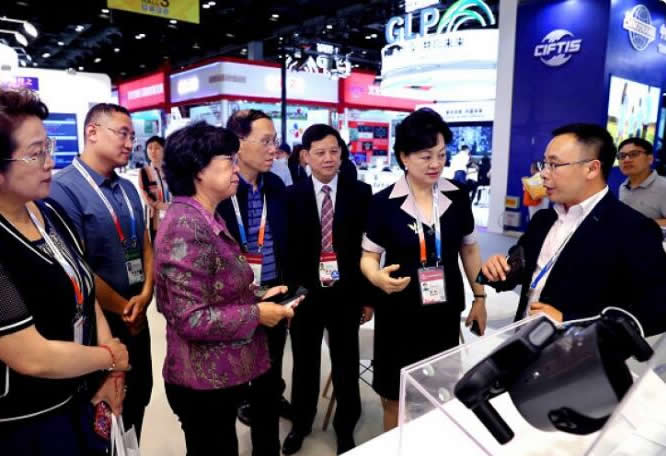 中国健康管理协会会长郭渝成率团队参观智慧健康展区