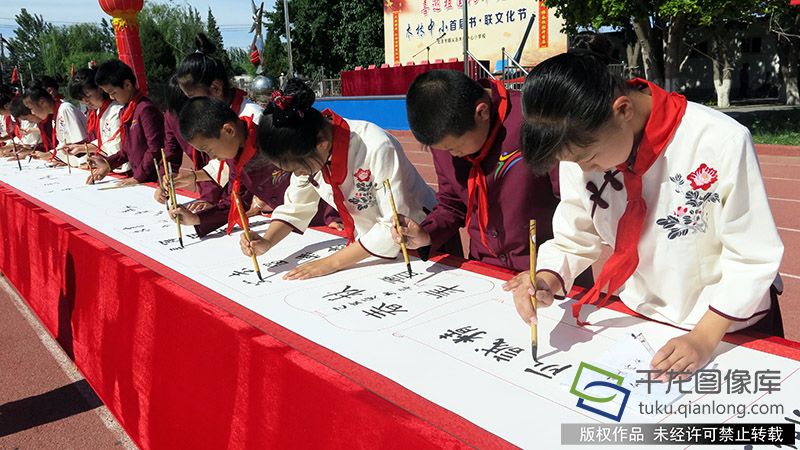 5月30日，顺义区木林中心小学举办首届“书联”文化节。学生书法展示。千龙网记者 张嘉玉摄1
