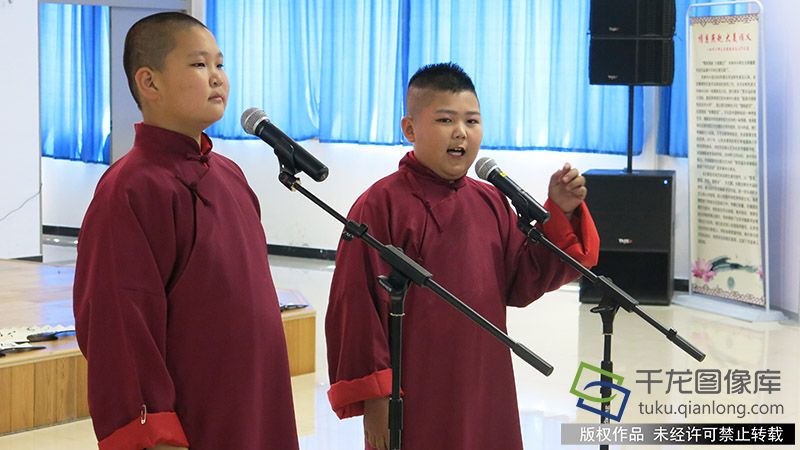 5月30日，顺义区木林中心小学举办首届“书联”文化节。学生表演岳云鹏春晚相声《对春联》。千龙网记者 张嘉玉摄