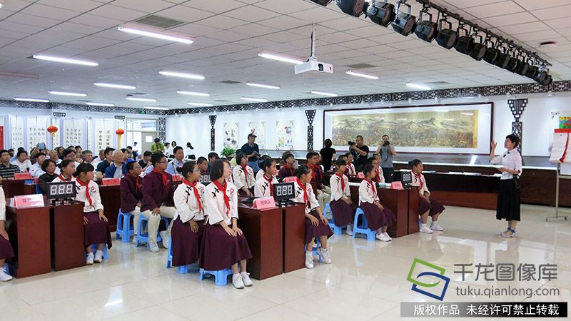 5月30日，顺义区木林中心小学举办首届“书联”文化节。图为书法楹联校本课。千龙网记者 张嘉玉摄
