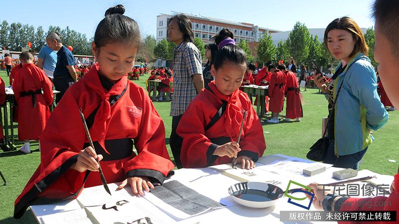 5月30日，顺义区木林中心小学举办首届“书联”文化节。学生书法展示。千龙网记者 张嘉玉摄