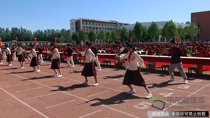 5月30日，顺义区木林中心小学举办首届“书联”文化节。学生表演书法操。千龙网记者 张嘉玉摄