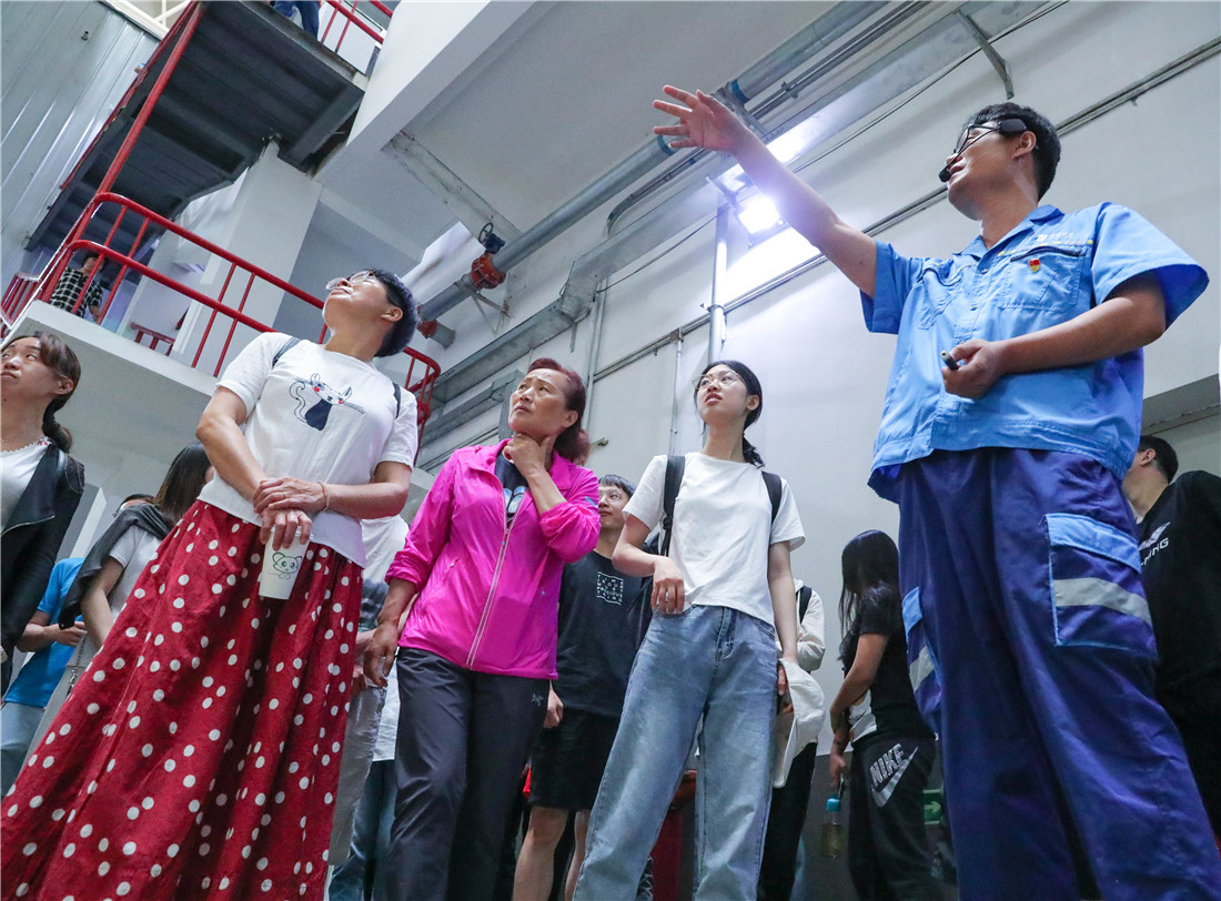 圖3、參觀市民們在工作人員引導下,有序參觀現場作業區域。