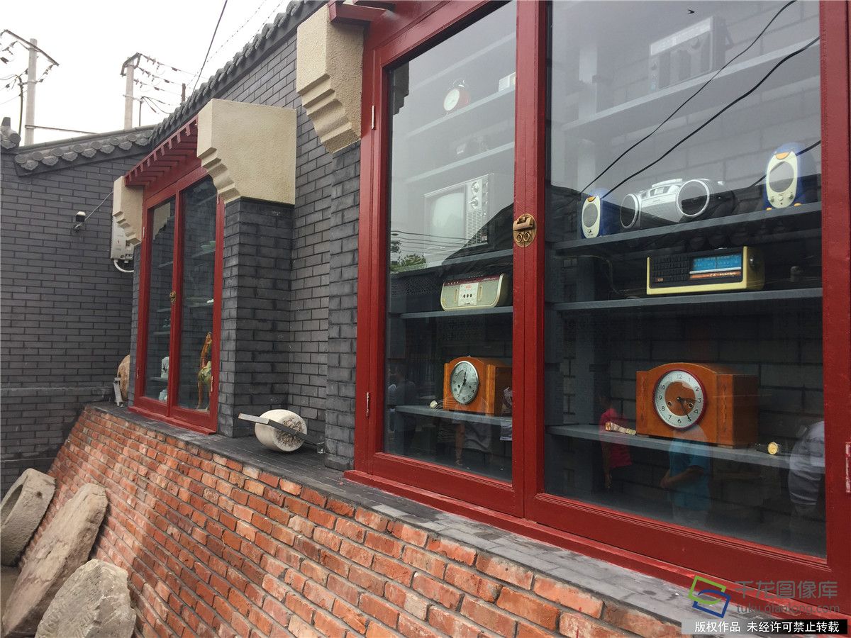 中仓街道背街小巷环境整治提升工程位于通州老城区中仓区域，共涉及悟仙观胡同、熊家胡同、西大街等15条背街小巷，由北京建工承担工程的设计和施工任务。通讯员 祖戈摄 千龙网发