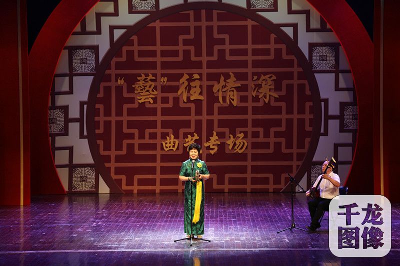 单弦《戏说潘金莲》表演者：张蕴华  伴奏：马小祥
