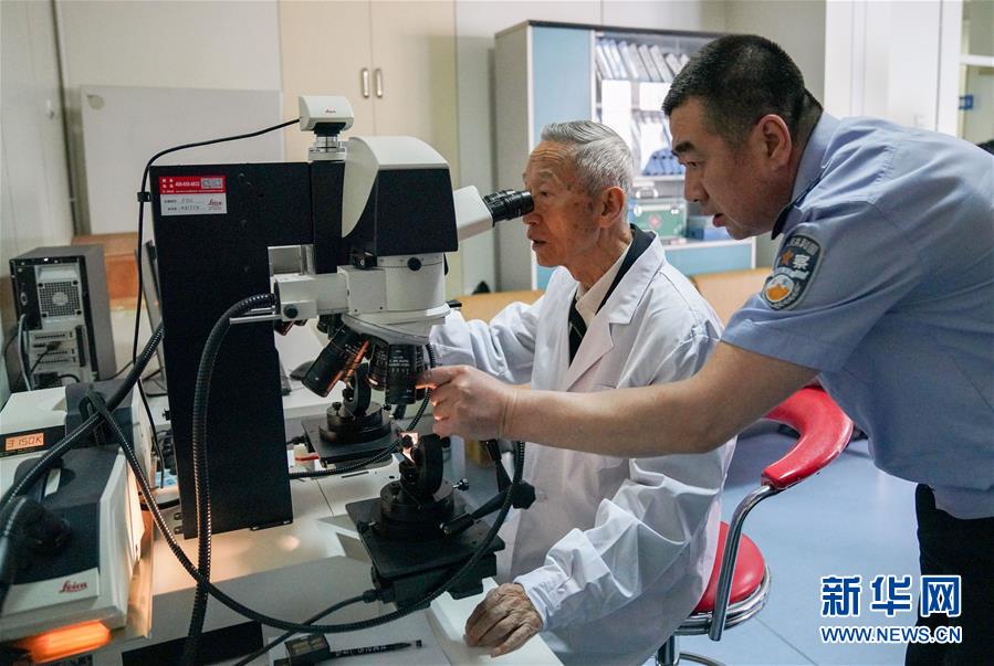 (新华全媒头条·时代先锋·图文互动)(4)传奇的英雄 无悔的忠诚——记刑侦痕迹检验专家崔道植