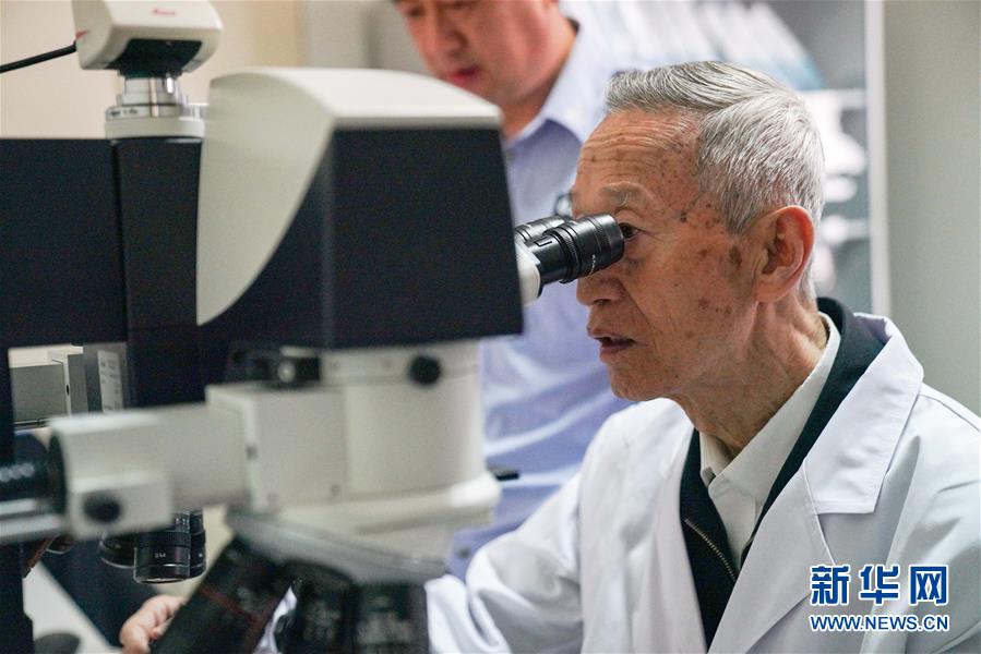 (新华全媒头条·时代先锋·图文互动)(3)传奇的英雄 无悔的忠诚——记刑侦痕迹检验专家崔道植