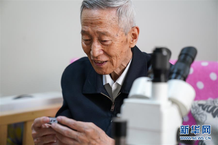 (新华全媒头条·时代先锋·图文互动)(2)传奇的英雄 无悔的忠诚——记刑侦痕迹检验专家崔道植