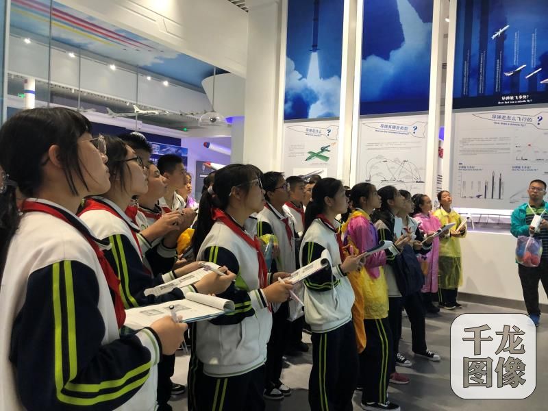 图一：4月24日二楼展厅的“大国重器，神剑扬威”，认真聆听讲解员对我国导弹发展历史及导弹原理的精